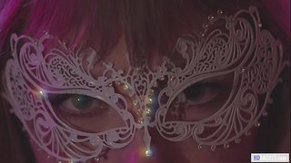 ���ួបប្រទះស្ត្រីម្នាក់នាំថ្មីរបស់នាស្រឡាញ់មិត្តភក្តិទៅបន្ទប់ឯកជន