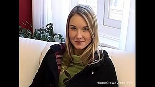 ���ුපිරි හුරුබුහුටි සුදු හම යොවුන් තීරු නිරුවත් හා ඉටු කරයි, ඇය සමග දැඩි මෝඩයෙක්