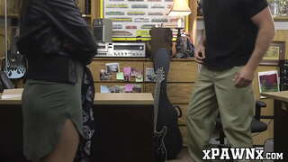 ���ంపు సొంపు లతో నడుము పసికందు pawns ఆమె గిటార్ మరియు పూకు