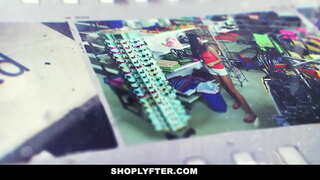 Ҷавон малламуй кор дар якшаба баст дар як мағозаи.Корманди арестовал он хонадоршавии ҳисобот дар бораи утренней смене, ва вай эътироф мешавад, ки делала ин 1 е 2 маротиба зиед мебошад.Корманди вытаскивает худро узви ва имкон медиҳад, ки ба он ingest.Дар ҷавоб ӯ лижет ва трахает он киску.