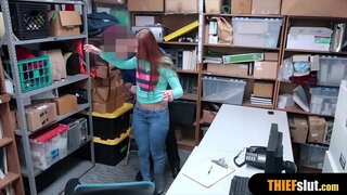 Long legged teenie έπιασε το εμπορικό κέντρο και παίρνει ένα σκληρό πούτσο