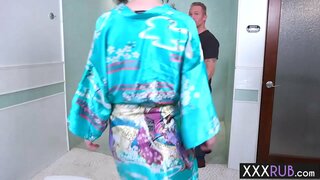 Naughty MILF massaeg guys corff a marchogaeth ei beth mawr