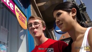 HUNT4K. Ο κερατάς nerd είναι στην ευχάριστη θέση να πληρώνομαι για το μουνί της φίλης του