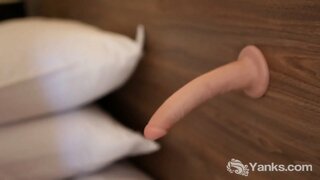 Tatŵ mêl melyn o Yanks Fioled nydd-droi ei pussy gyda hi teganau