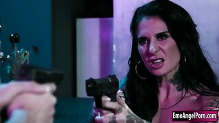 Барлэн кузёез уродгес расправляться ФБР агент Блондинистый "тик".Пияшъёс, кудъёсыз солэсь ӟечлыксэ выллем кутыса, бар мед пыроз, урод-а, со сое кутоз шуыса.Соос быгатӥзы та сярысь сюлмаськыса, со сое лэзиз трах.Со соку со азьын сюпсе, кызьы энера люкетэз