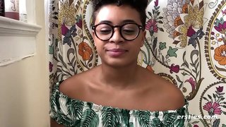 ���ੋਹਣੀ ਕੁੜੀ ਤਿੱਕੜੀ ਬੰਦ ਪ੍ਰਾਪਤ ਕਰਦਾ ਹੈ ਸੋਫੇ &#039; ਤੇ