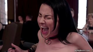 Kepala hamba Veruca James panduan hamba pelatih Sabrina Bank untuk perkhidmatan pelacur dan mereka keras fuck dan serahkan di tingkat atas pesta bdsm parti