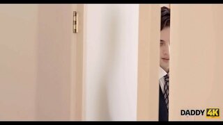 DADDY4K. පුදුම ලිංගික දර්ශන මගින් පැරණි පියා සහ සුන්දර මනාලිය