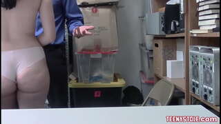 Payudara menakjubkan payudara dan mengagumkan pantat si remaja mendapat fucked di kantor polisi korup