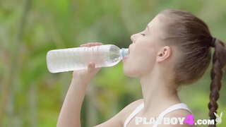 Sexy babe mostra cos bonic