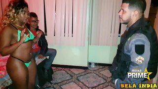 Cuckold motan-aw kanako sa paghatag sa pulis sa atubangan sa kaniya