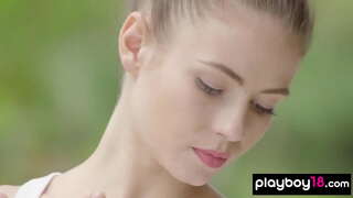 ���ਤਲਾ ਕਾਲੇ ਬਾਲਾਂ ਵਾਲੀ ਗੋਰੀ ਰਾਂਡ ਦਰਸਾਉਣ ਦੇ ਦੌਰਾਨ ਬਾਕਸ ਸਿਖਲਾਈ