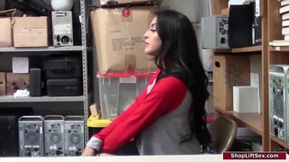 لیٹنا shoplifts اور ایک افسر اس کی تلاش.وہ کرتا ہے اس کے نیچے کی پٹی اور اس کے غلبہ پر قبضہ کرنے کے لئے اس کی چھاتی.وہ دیتا ہے اس کا ایک کام ہے اور پھر وہ اس bangs کے