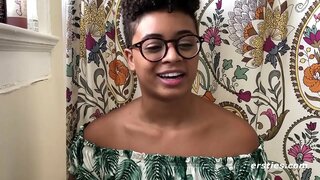 Ebony Mêl Yn Gweithio Gyda 2 Dildos