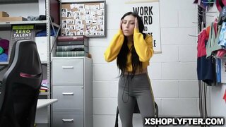 Zeshkane teen Judy Jolie duke i ngushtë i saj pidhi romped wildly nga security guard nga prapa