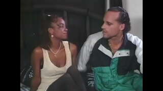 Egzotyczna suczka w czarnych pończochach dostaje solidny biały kogut na pieska