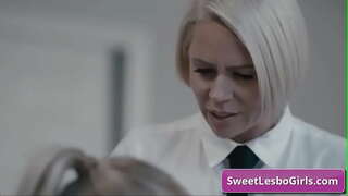 Ikusi naughty milf lesbos gozatzen sakona ipurdian eta pussy fingering iraunkorrak pilota bulegoan